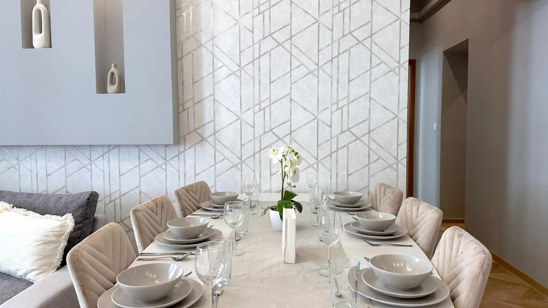 Lovely 3-Bedroom In Downtown With Modern Design And Ac ブダペスト ハンガリー