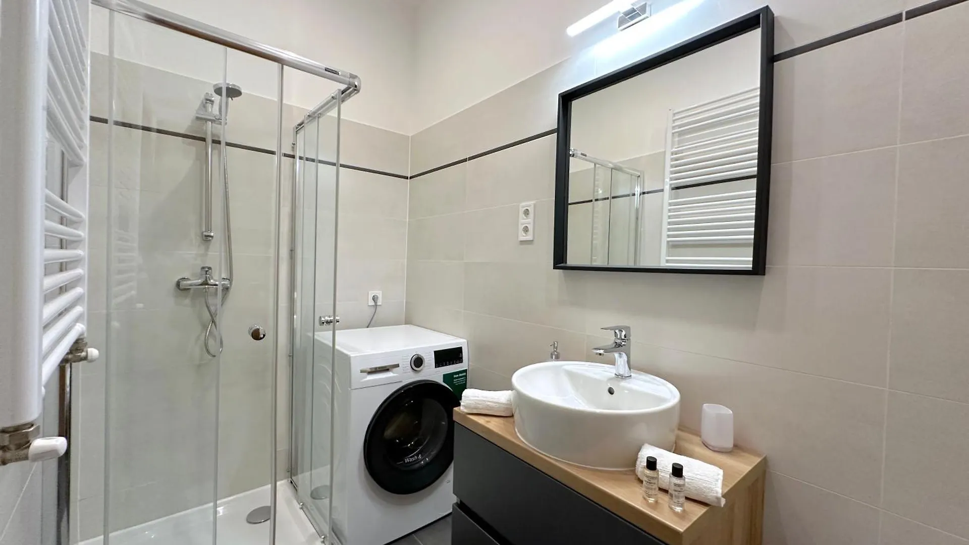 アパート Lovely 3-Bedroom In Downtown With Modern Design And Ac ブダペスト ハンガリー