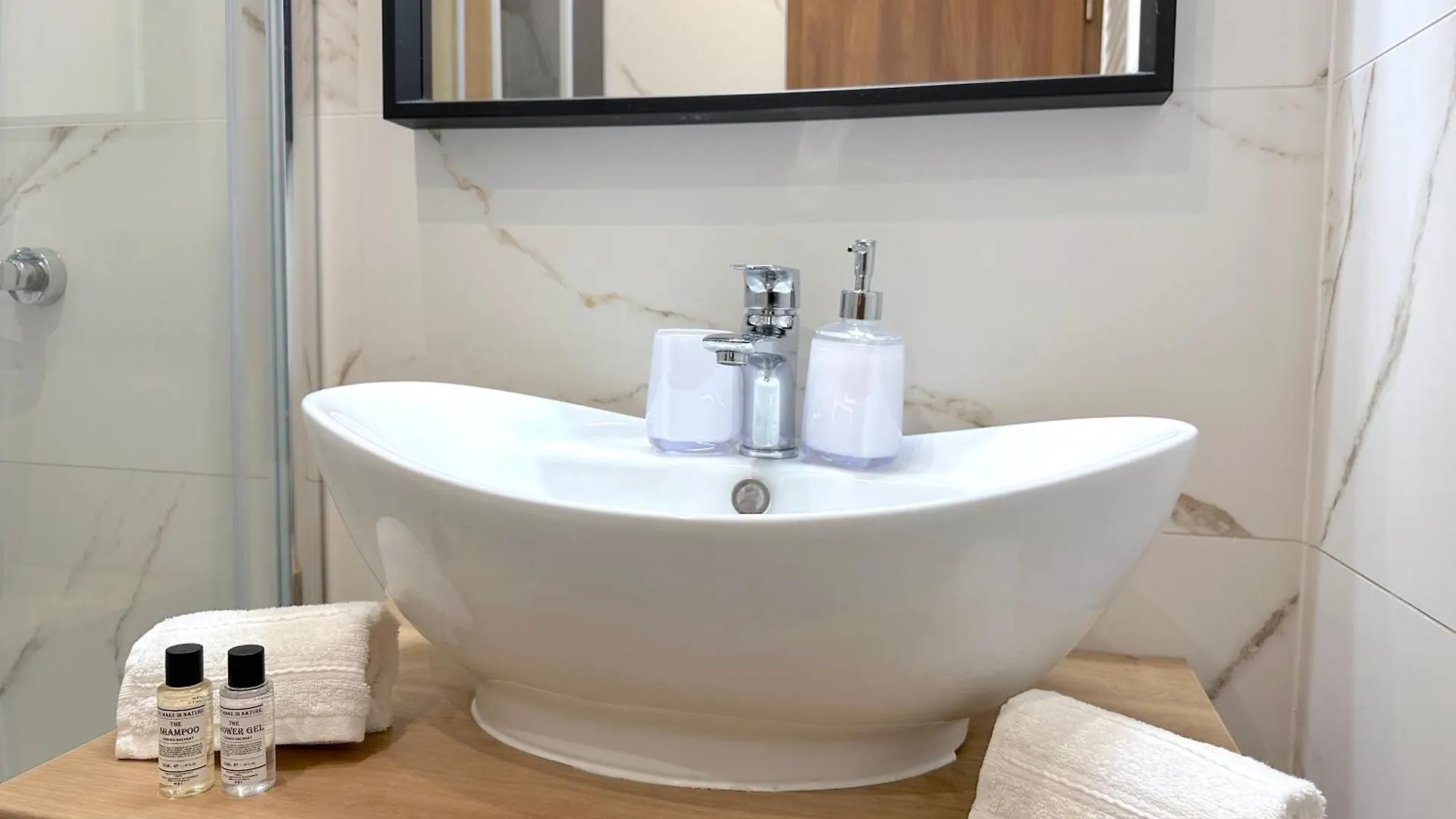 Lovely 3-Bedroom In Downtown With Modern Design And Ac ブダペスト アパート