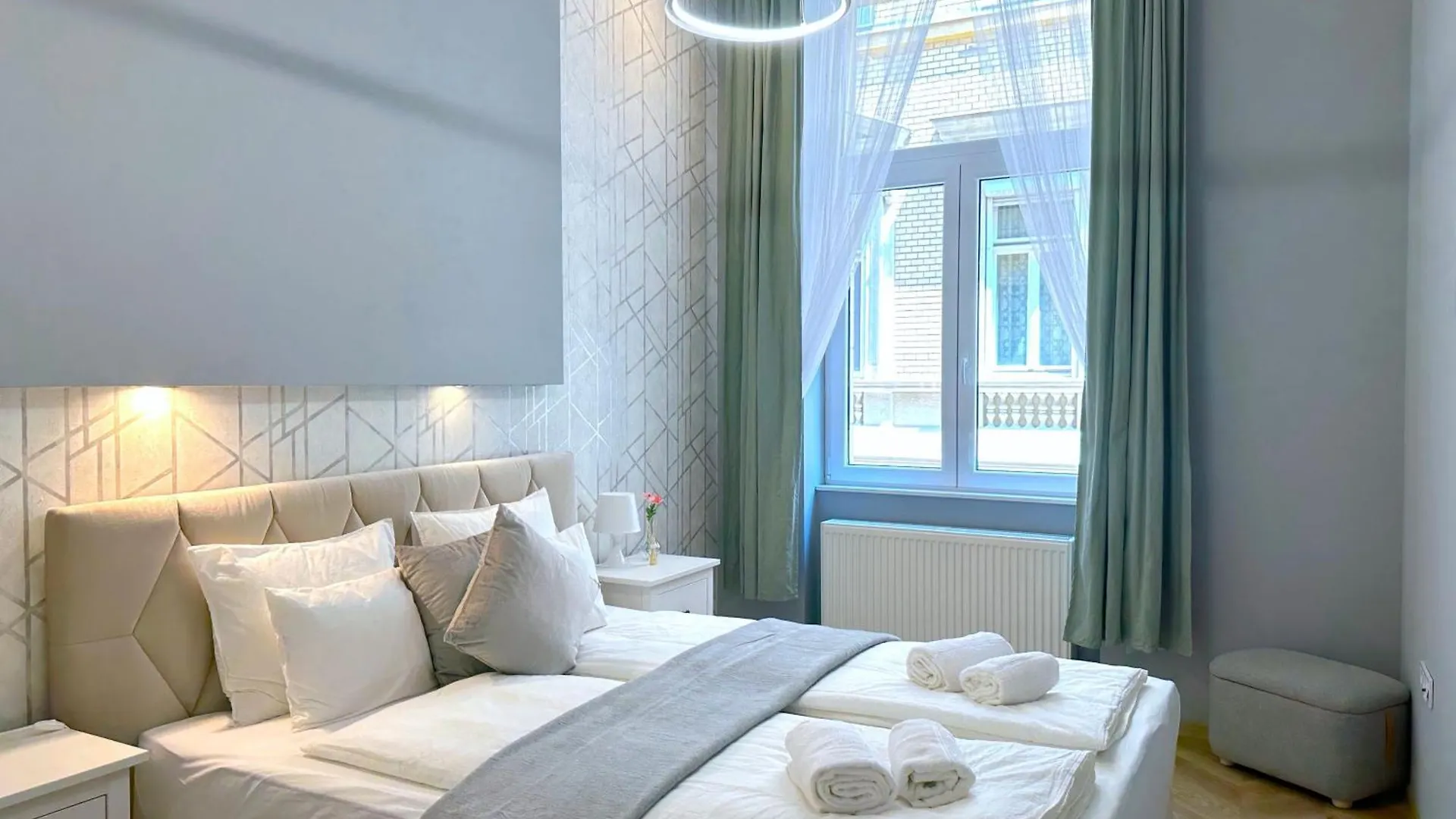 Lovely 3-Bedroom In Downtown With Modern Design And Ac ブダペスト 0*,  ハンガリー