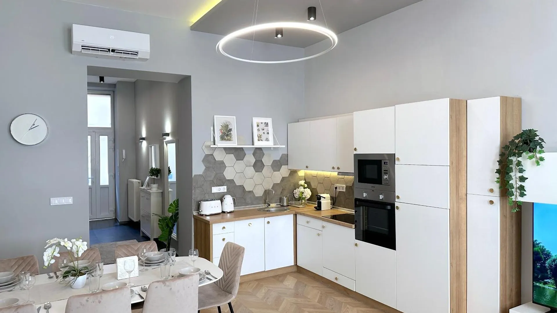 アパート Lovely 3-Bedroom In Downtown With Modern Design And Ac ブダペスト ハンガリー