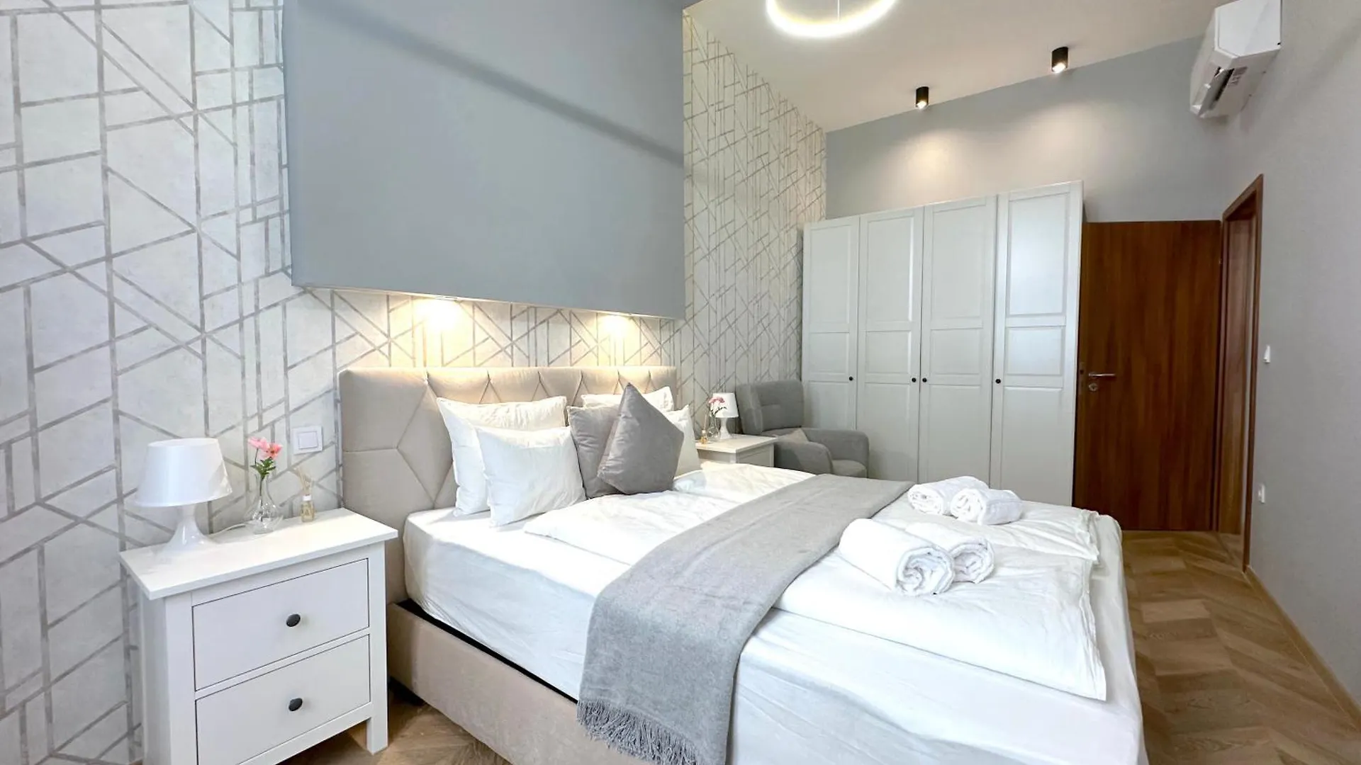 Lovely 3-Bedroom In Downtown With Modern Design And Ac ブダペスト アパート