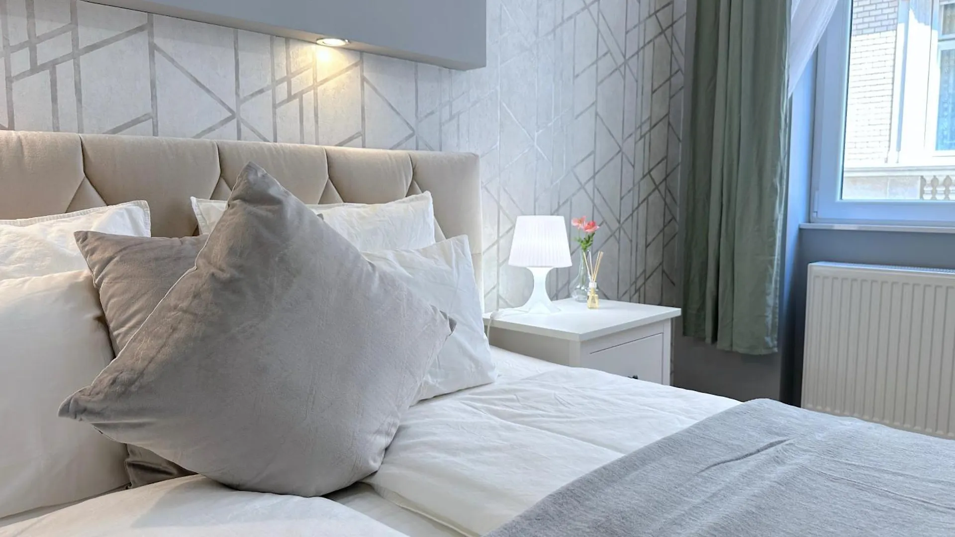アパート Lovely 3-Bedroom In Downtown With Modern Design And Ac ブダペスト