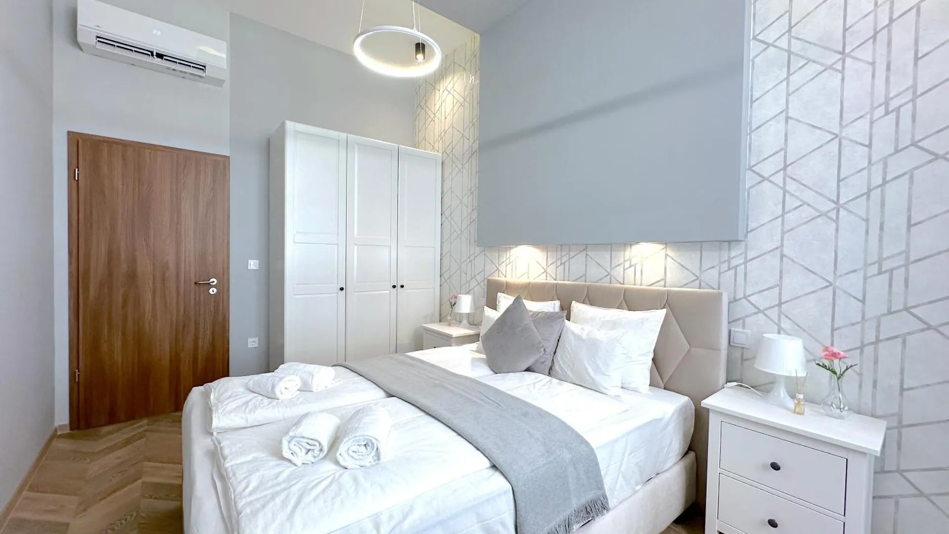 Lovely 3-Bedroom In Downtown With Modern Design And Ac ブダペスト ハンガリー