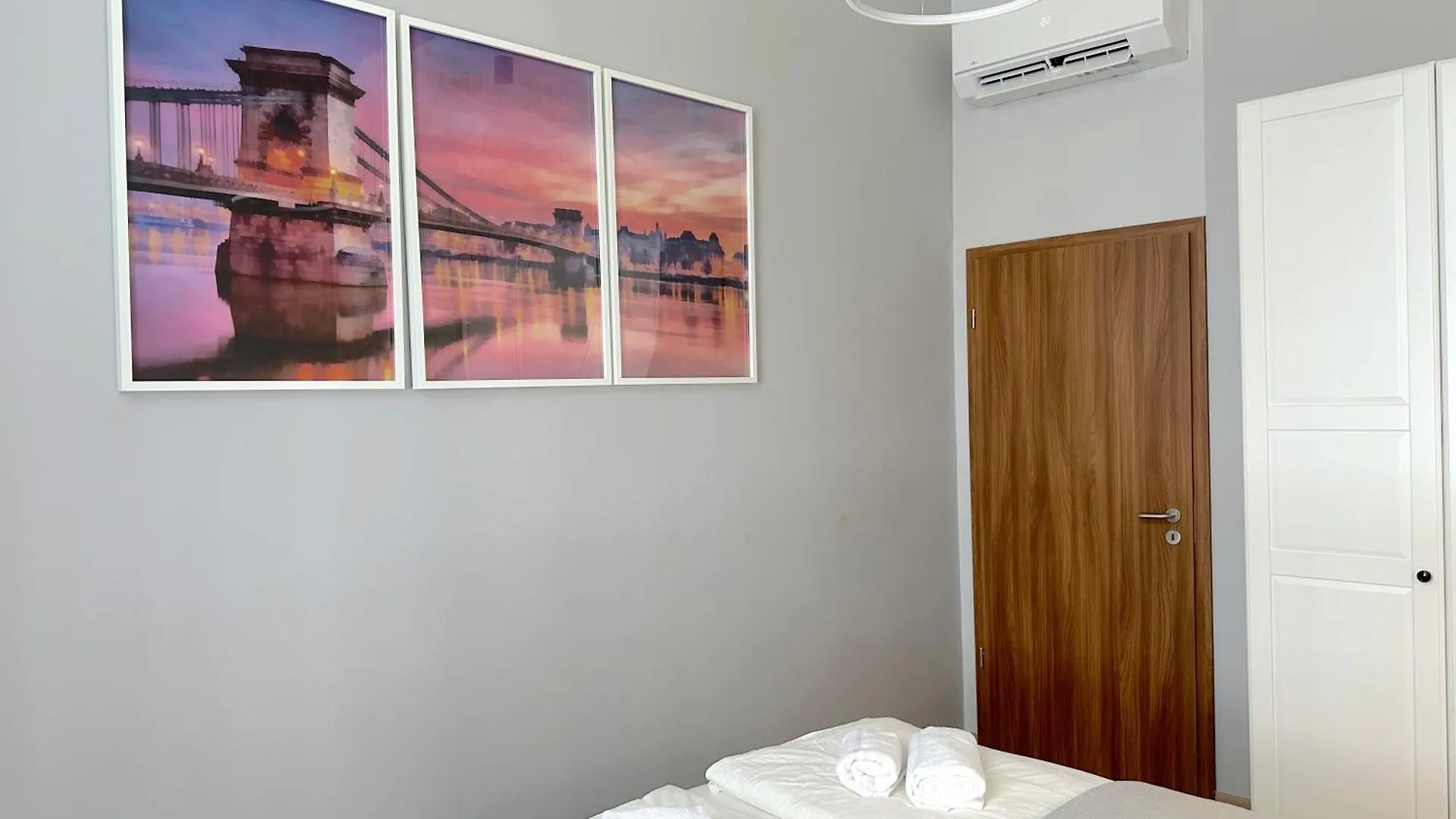 アパート Lovely 3-Bedroom In Downtown With Modern Design And Ac ブダペスト ハンガリー