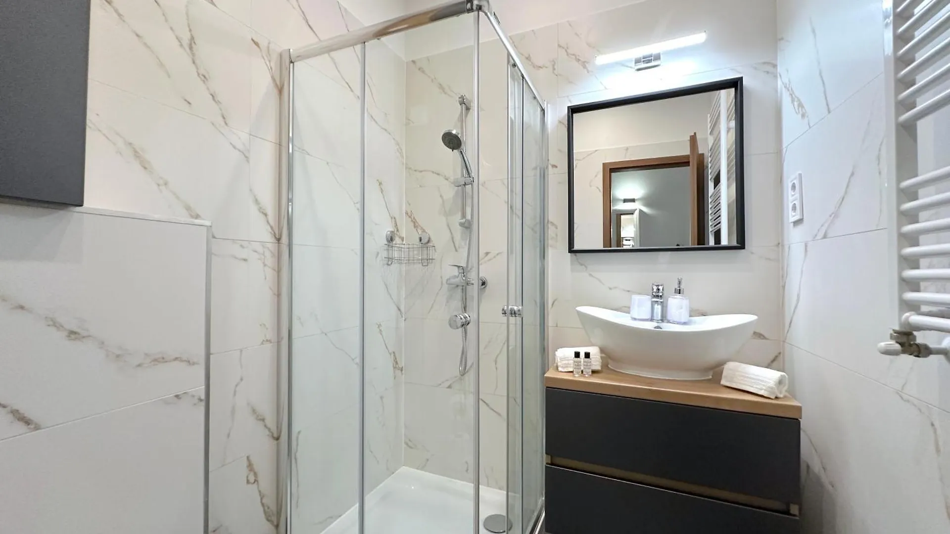 Lovely 3-Bedroom In Downtown With Modern Design And Ac ブダペスト 0*,