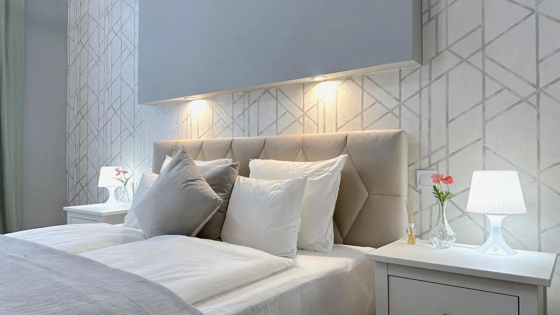 Lovely 3-Bedroom In Downtown With Modern Design And Ac ブダペスト ハンガリー
