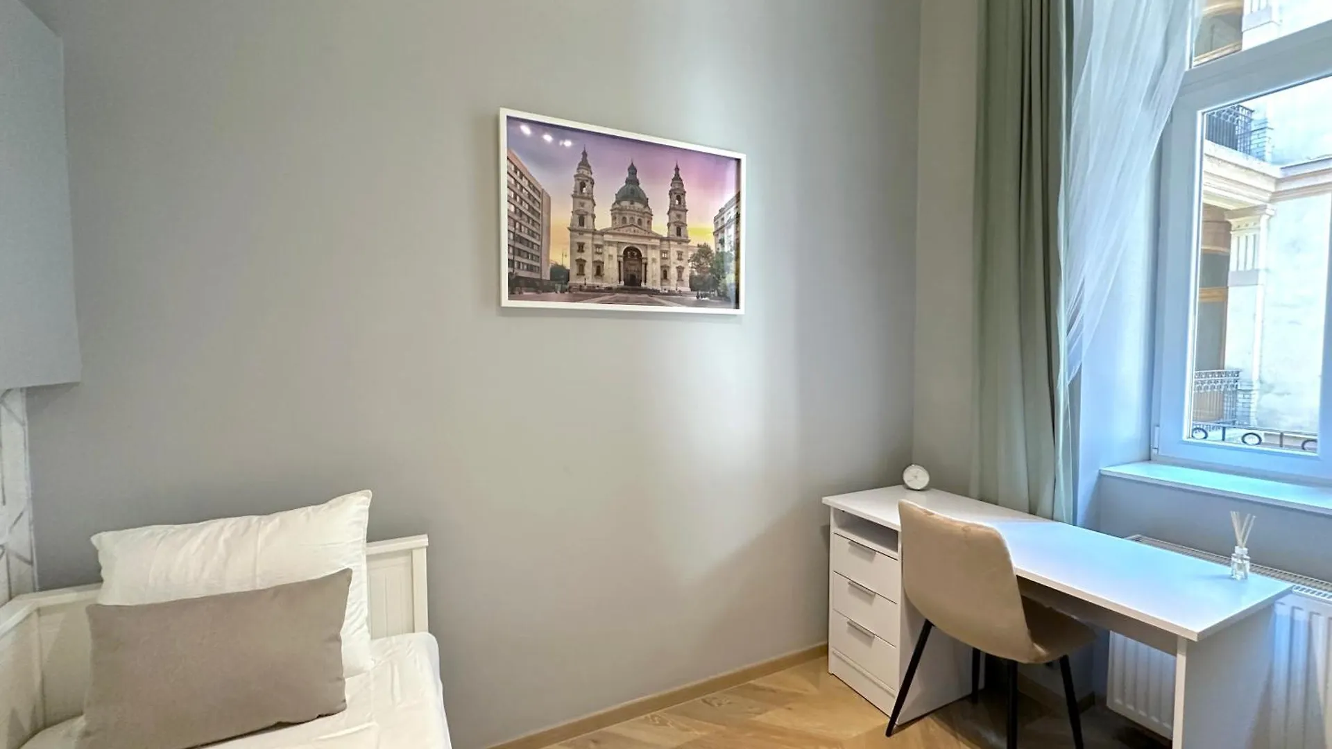 Lovely 3-Bedroom In Downtown With Modern Design And Ac ブダペスト 0*,  ハンガリー