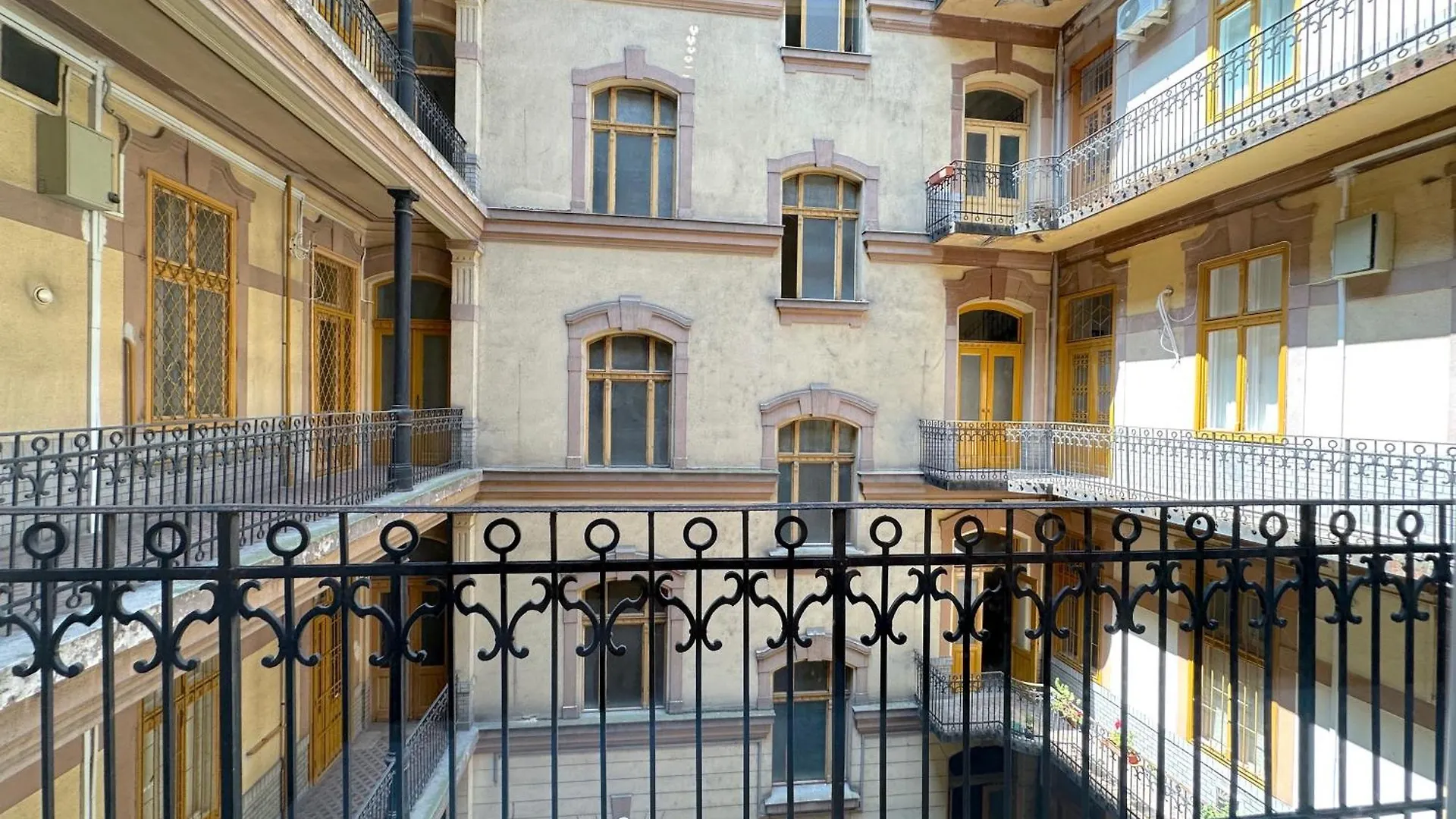 Apartment Lovely 3-Bedroom In Downtown With Modern Design And Ac Budapest